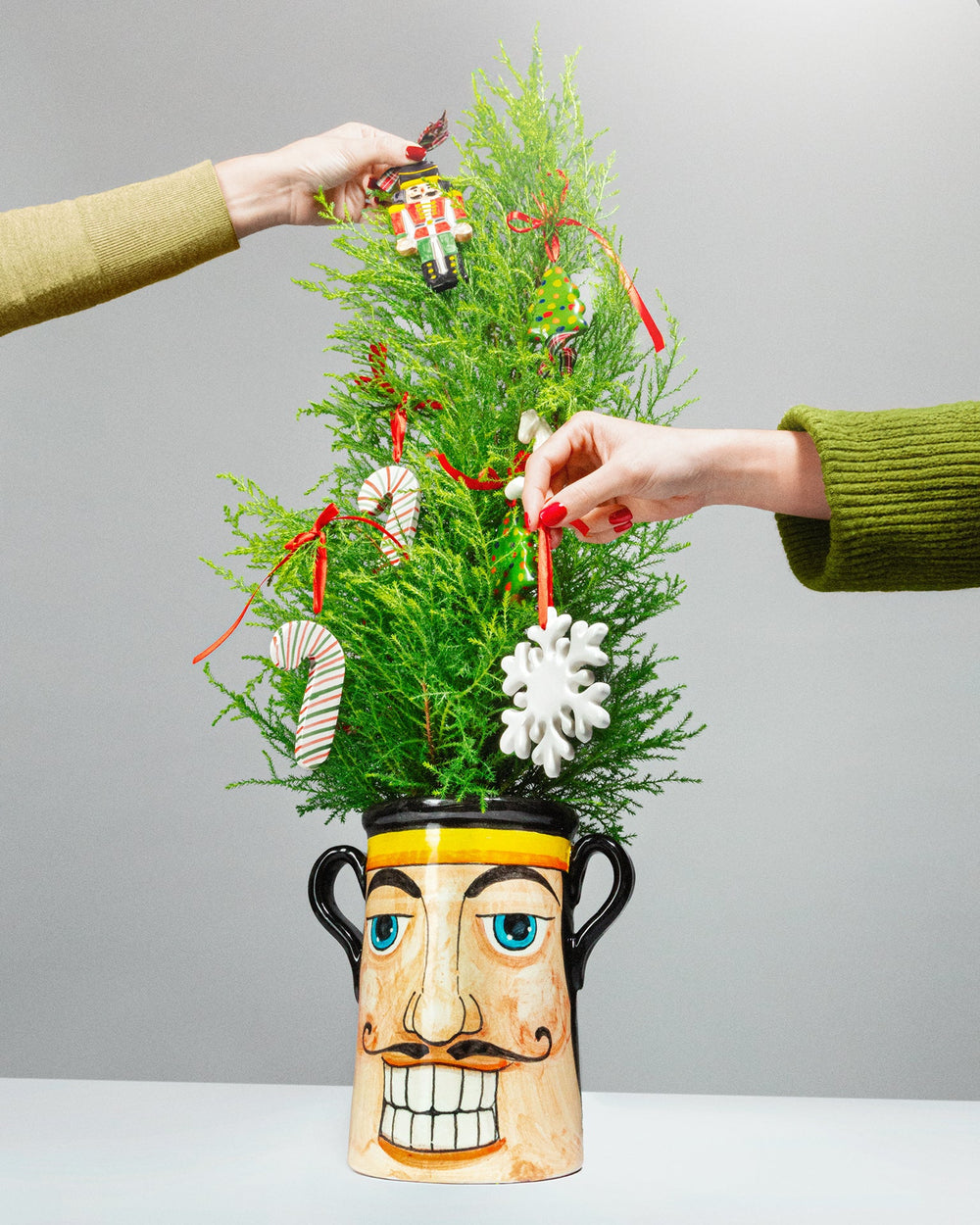 Natale 2024 a Tavola con Ceramica Cafaro: Collezioni Artigianali per Unire la Famiglia
